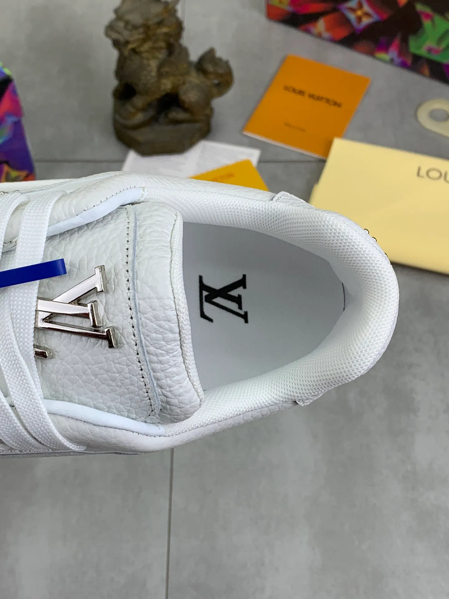 Men's shoes 💰P600 New style 💰💎💎Latest color High version 2025Louis*Vuitto* LV Traine Catwalk TRAINER outsole and fabric private model A shoe that definitely costs a lot of money and effort. This series was designed after the arrival of Vifgil. It is favored by many fans every season. Original TPU outsole Original packaging Men's size: 38-45 (46 can be customized) Color: black and white optional (available from stock, super fast delivery)
